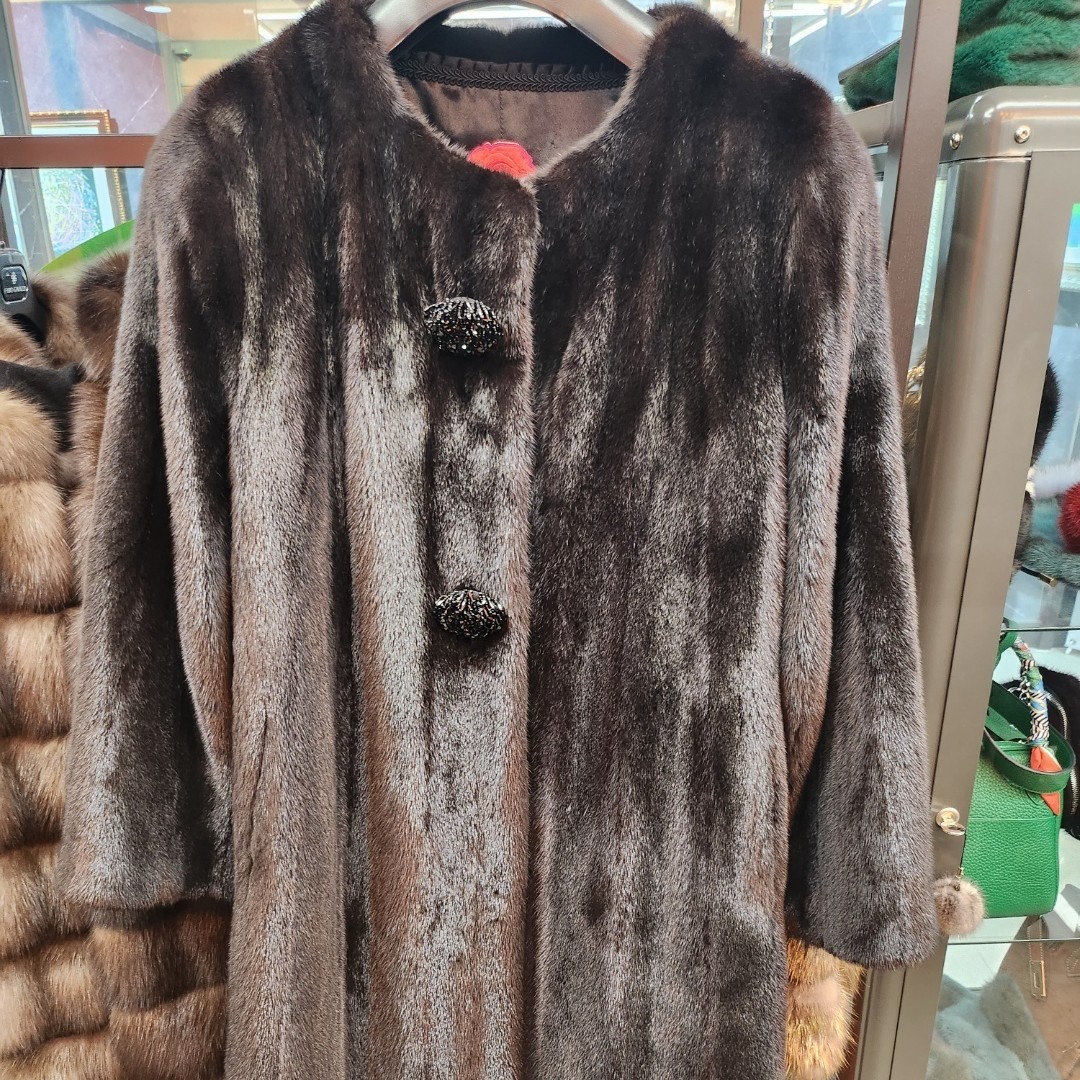 로열 비즈 버튼 라운드 밍크 코트